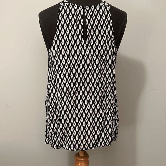 Old Navy Women's Black Sleeveless Keyhole Back Geometric Tank Top - Picture 3 of 7
